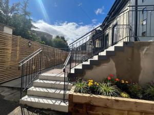 un escalier à côté d'un bâtiment fleuri dans l'établissement Flat in Gourock - The Wedge, à Gourock