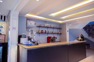 a kitchen with a counter in a room at شقق اجنحة ارتياد للشقق المخدومه in Abha