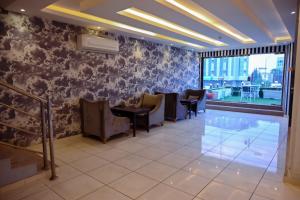 a lobby with chairs and a table and a window at شقق اجنحة ارتياد للشقق المخدومه in Abha