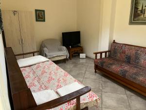 Televízia a/alebo spoločenská miestnosť v ubytovaní Xronis apartments