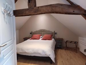 SennelyにあるRelais Solognotのベッドルーム1室(白いシーツと赤い枕のベッド1台付)
