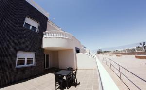 un balcón de un edificio con una mesa encima en Be Free Laguna Playa, en Roquetas de Mar