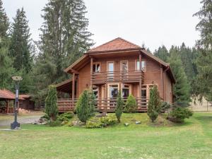 a log cabin in the woods with a yard at Orion in Borzont