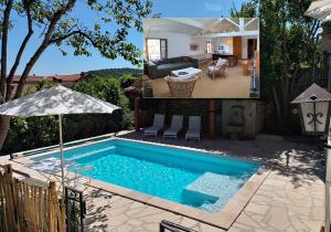 a swimming pool in a backyard with a house at Maison Seillans les Fontaines in Seillans