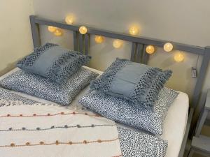 sypialnia z 2 łóżkami z poduszkami w obiekcie Pokoje Gościnne FRESCO w Łodzi