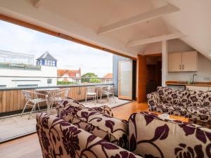 ein Wohnzimmer mit Sofas und einem Balkon in der Unterkunft The Old Gymnasium in Southwold