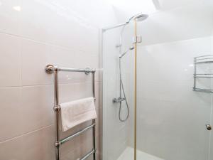 eine Dusche mit Glastür im Badezimmer in der Unterkunft The Old Gymnasium in Southwold + 24 Fotos