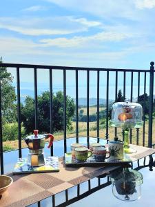 una bandeja de comida en una mesa en un balcón en Casa Vacanze La Perla del Lago, en Passignano sul Trasimeno