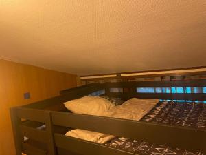 Litera vacía en habitación con techo en Leleka Hostel 4 km Disneyland 30 min Paris, en Esbly