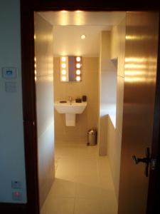 een badkamer met een wastafel, een spiegel en een toilet bij Lochend Farmhouse in Aberdeen