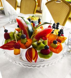 una bandeja de fruta en una mesa en Hotel Lilia en Włoszczowa