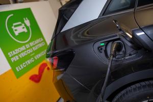 un'auto è collegata a un caricabatterie per auto elettriche di Valentino Resort a Grottammare