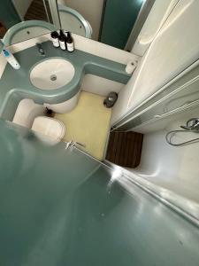 łazienka z toaletą i umywalką w obiekcie YACHT 20Metros w Barcelonie