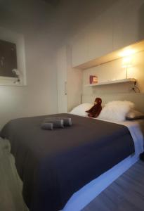 un osito de peluche sentado encima de una cama en Da Roxy, en Casale Litta