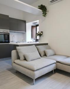 a living room with a couch and a kitchen at Da Roxy in Casale Litta