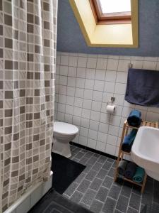 baño con aseo y lavabo y ventana en El Refugio GD en Schwäbisch Gmünd
