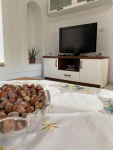 a living room with a bowl of eggs on a table at MetaB&B in Gusmar