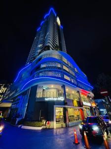 un gran edificio con luces azules encima en Diamond@Troika, en Kota Bharu
