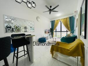 sala de estar con ventilador de techo y mesa en Diamond@Troika, en Kota Bharu