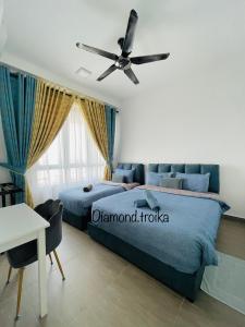 1 dormitorio con 2 camas y ventilador de techo en Diamond@Troika, en Kota Bharu