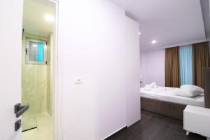 博尔什Memi Hotel的带床和淋浴的酒店房间