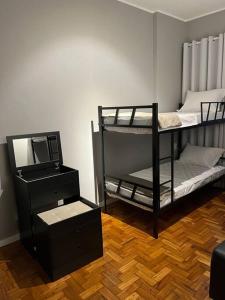 2 beliches num quarto com um espelho em Apartamento Nictheroy em Niterói