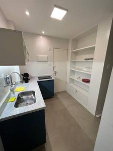 una cucina con lavandino e piano di lavoro di Apartamento Nictheroy a Niterói