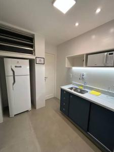 una cucina con frigorifero bianco e lavandino di Apartamento Nictheroy a Niterói