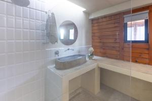 un baño con lavabo y espejo en Upmarket, Spacious and Stunning Sea Views, en Cape St. Francis 37 fotos más