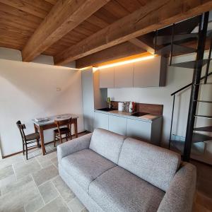 ein Wohnzimmer mit einem Sofa und einem Tisch in der Unterkunft Baita Bihj - Villaggio dei Crodini in Crodo