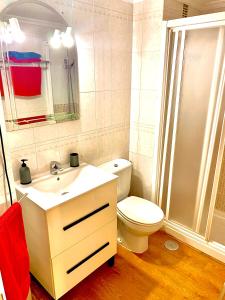 a bathroom with a toilet and a sink and a shower at Ana's Apartment parking gratuito in Málaga