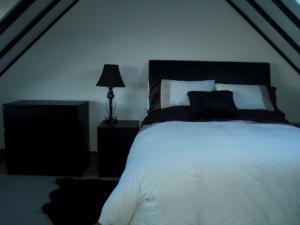 En eller flere senge i et værelse på Lochend Farmhouse