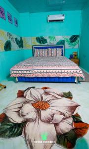 1 dormitorio con 1 cama con una gran flor en el suelo en SHARK ECOHOME BẾN TRE en Ấp Phong Phú
