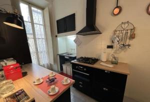 A kitchen or kitchenette at Acadamis -Il rifugio dei Mercanti- Piazza Castello