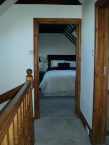 Een bed of bedden in een kamer bij Lochend Farmhouse