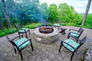 a group of chairs around a fire pit at Dragonwood Retreat 