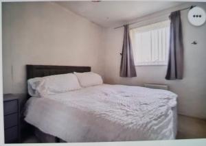 En eller flere senge i et værelse på 4Bed Castle in Medway free sports channel parking