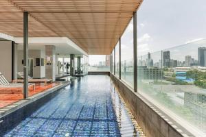 曼谷的住宿－2 Bedrooms, 300 metres BTS Ekkamai,Sukhumvit，一座享有城市美景的建筑中的游泳池