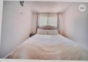 Säng eller sängar i ett rum på 4Bed Castle in Medway free sports channel parking