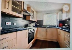 A cozinha ou cozinha compacta de 4Bed Castle in Medway free sports channel parking