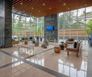 un vestíbulo con muchos muebles y ventanas en 2 Bedrooms, 300 metres BTS Ekkamai,Sukhumvit en Bangkok