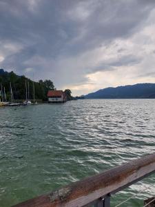 ein großer Wasserkörper mit einem Haus in der Mitte in der Unterkunft Immenstadt im Allgau Holiday Home 2 in Zaumberg