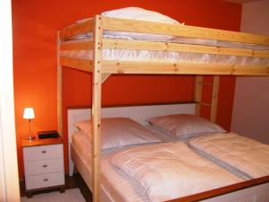 Bunk bed o mga bunk bed sa kuwarto sa Ferienwohnung Usedomresidenz