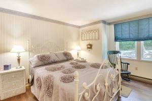 ein Schlafzimmer mit einem Bett und einem Stuhl und einem Fenster in der Unterkunft Wintergreen Resort Vacation Rental with Balcony! in Mount Torry Furnace + 23 Fotos