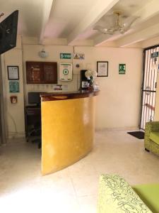 uma sala de estar com um bar num quarto em HOTEL TORRELUZ PLAZA em Popayán