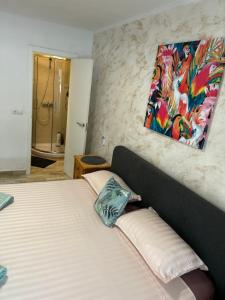 Bett in einem Schlafzimmer mit Wandgemälde in der Unterkunft Sweet dreams in Alicante