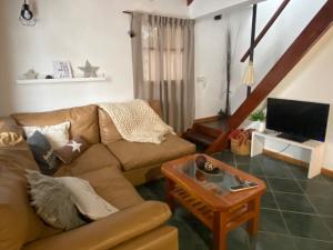 ein Wohnzimmer mit einer Couch und einem Couchtisch in der Unterkunft Patagonia Ali in San Carlos de Bariloche