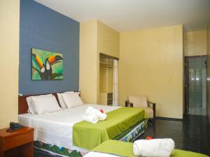 Habitación de hotel con 2 camas y toallas. en Marbello Ariau Hotel, en Fortaleza