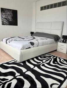 ein Schlafzimmer mit einem Bett mit einem Zebra-Teppich in der Unterkunft Encantador apartamento recién reformado a estrenar in Laredo