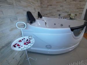 een badkamer met een wit bad en een spiegel bij Dolce Vita in Vinkovci